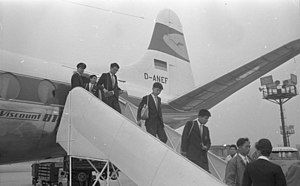 Bundesarchiv B 145 Bild-F008597-0011, Flughafen Köln-Bonn, Ankunft Schüler aus Japan.jpg