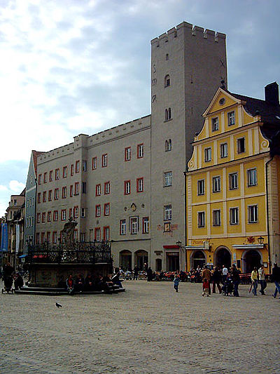 Regensburg, Kaiserherberge Haidplatz 24 Apr 2005.jpg