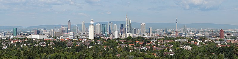 Cityscape Frankfurt 2010 panorama crop.jpg