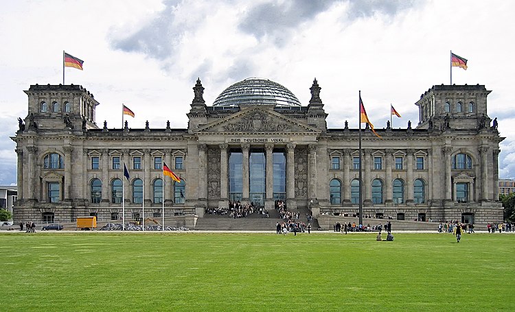 Reichstag mit Wiese2.jpg